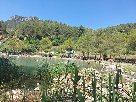 Montanejos-fresh-water-near-valencia.jpg